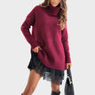 Roter Pullover und schwarzes Kleid / S