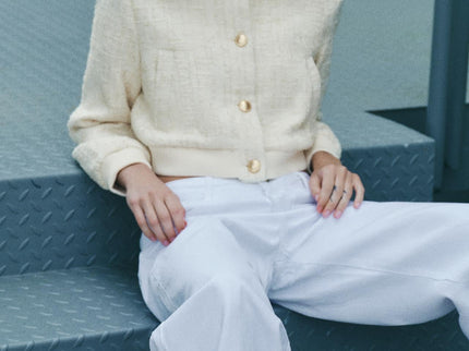 Kurze Bouclé-Jacke mit goldenen Knöpfen