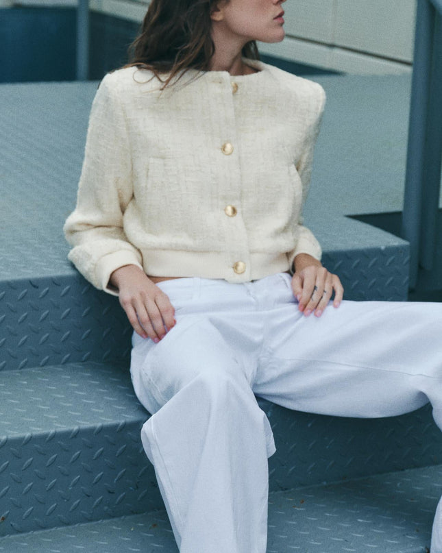 Kurze Bouclé-Jacke mit goldenen Knöpfen