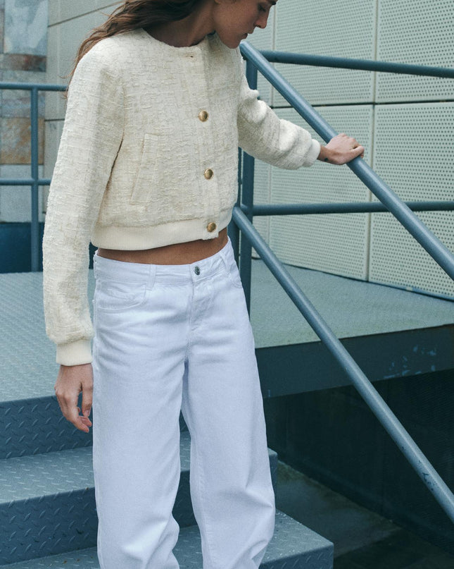 Kurze Bouclé-Jacke mit goldenen Knöpfen