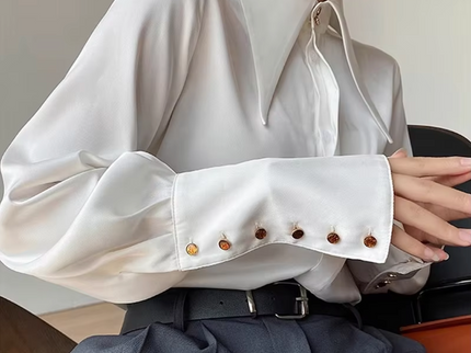 Aenora | Damen Satinbluse einfarbig – Elegante Langarmbluse mit Modernem Kragen & Knopfmanschetten für Büro & Alltag