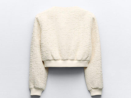 Kurze Bouclé-Jacke mit goldenen Knöpfen