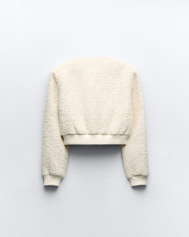 Kurze Bouclé-Jacke mit goldenen Knöpfen