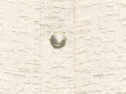 Kurze Bouclé-Jacke mit goldenen Knöpfen