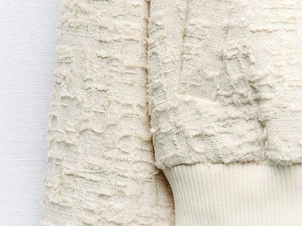 Kurze Bouclé-Jacke mit goldenen Knöpfen