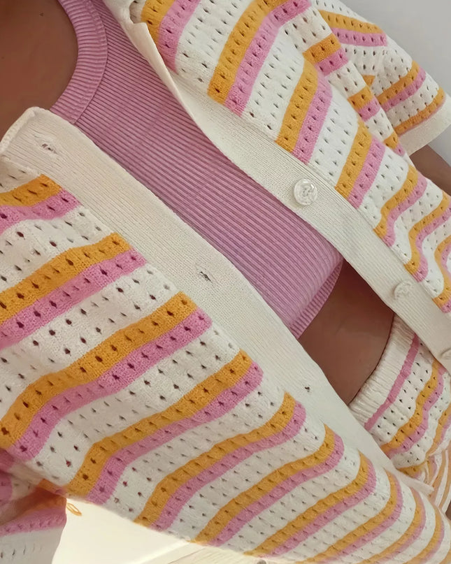 Durchbrochenes Oberteil mit Knöpfen und Shorts im Set
