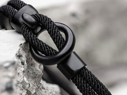 Stilvolles handgefertigtes Seilarmband für Männer - perfekt für einen lässigen Herbstlook!