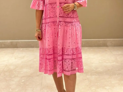 Emberly™ – Locker sitzendes Kleid mit Stickerei und Knopfleiste
