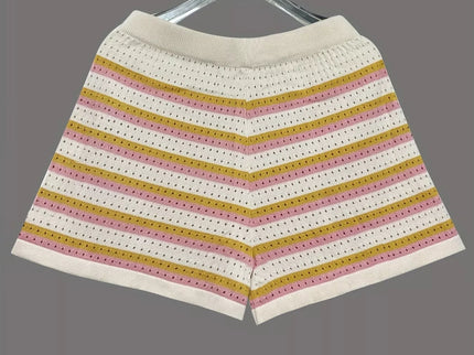 Durchbrochenes Oberteil mit Knöpfen und Shorts im Set