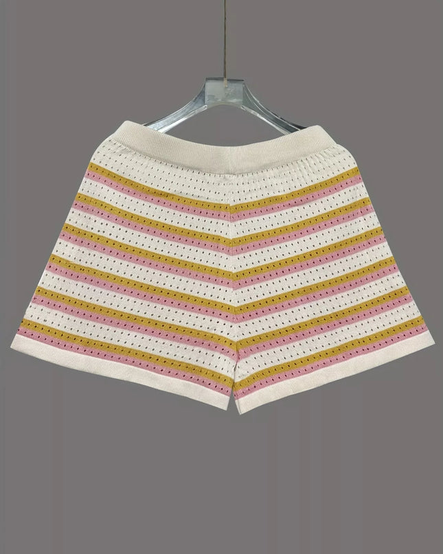 Durchbrochenes Oberteil mit Knöpfen und Shorts im Set