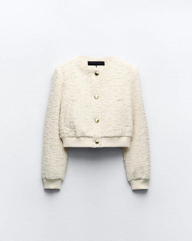 Kurze Bouclé-Jacke mit goldenen Knöpfen