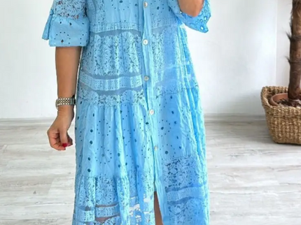 Emberly™ – Locker sitzendes Kleid mit Stickerei und Knopfleiste