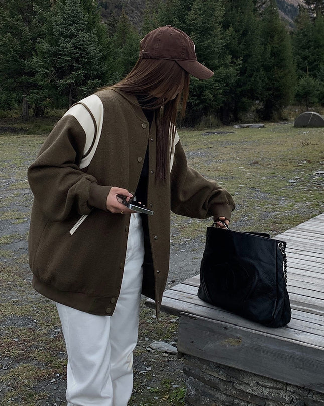 Molly | Lässige Varsity-Jacke im Retro-Stil mit gestreiften Ärmeldetails und gerippten Bündchen