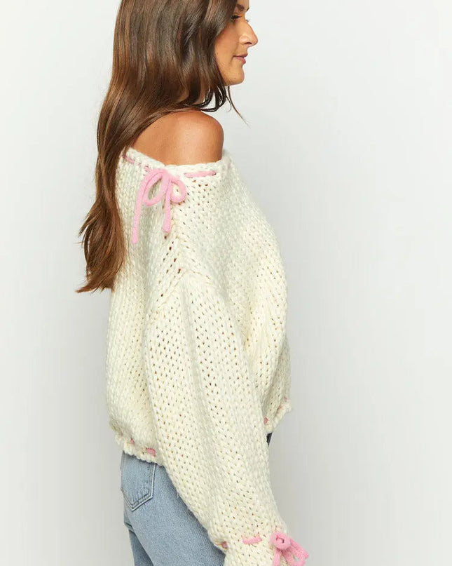 Bea | One Shoulder Chunky Knit Pullover mit rosa Kontrastband Schleife Akzente