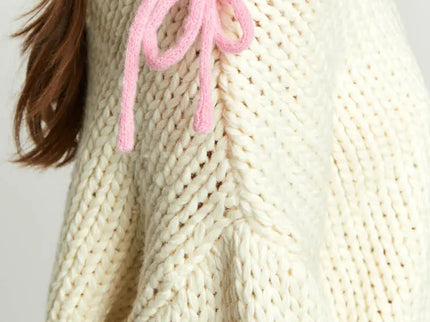 Bea | One Shoulder Chunky Knit Pullover mit rosa Kontrastband Schleife Akzente