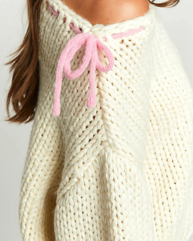 Bea | One Shoulder Chunky Knit Pullover mit rosa Kontrastband Schleife Akzente