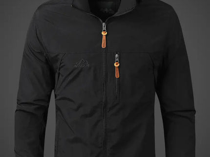 Leichte Outdoorjacke mit Kapuze und Windschutz für Alltag & Freizeit