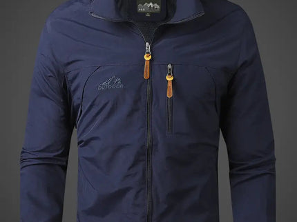 Leichte Outdoorjacke mit Kapuze und Windschutz für Alltag & Freizeit