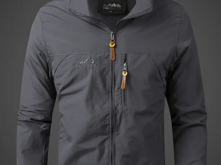 Leichte Outdoorjacke mit Kapuze und Windschutz für Alltag & Freizeit