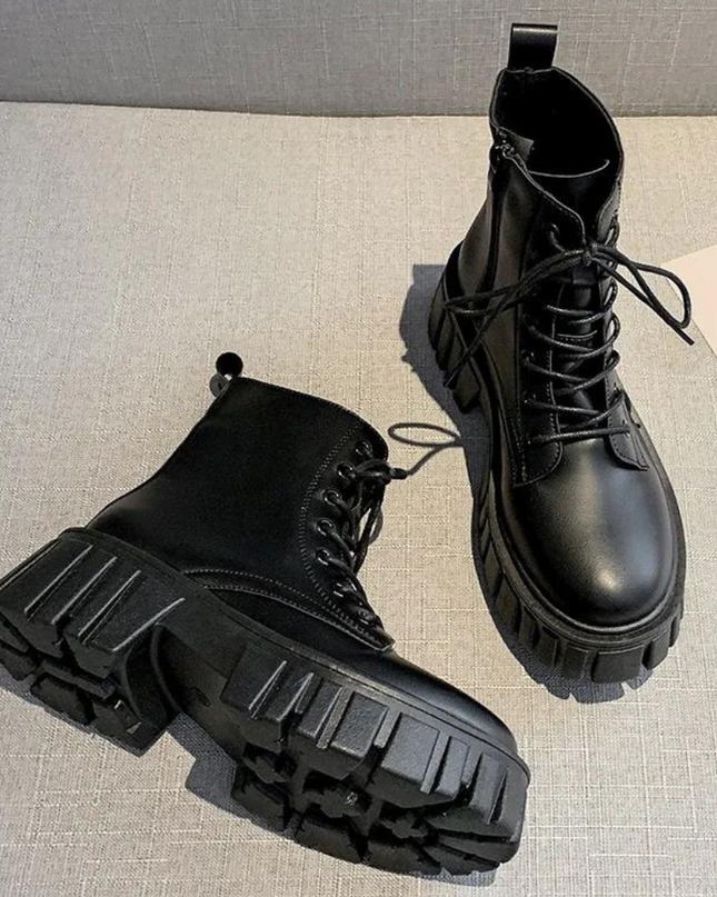 Venetia - Eleganter Damenstiefel mit raffinierten Schnürsenkeln und praktischem Reißverschluss