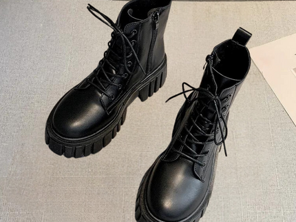 Venetia - Eleganter Damenstiefel mit raffinierten Schnürsenkeln und praktischem Reißverschluss