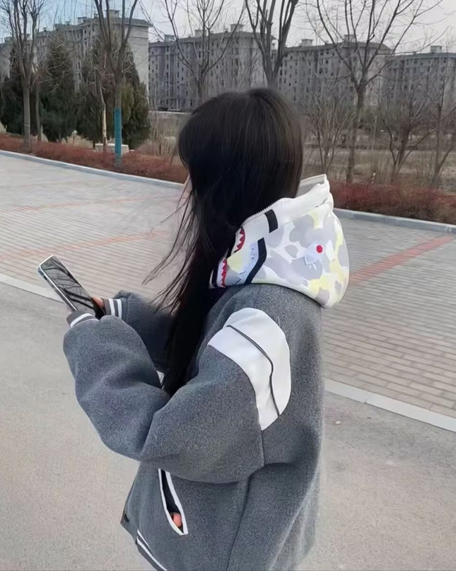 Molly | Lässige Varsity-Jacke im Retro-Stil mit gestreiften Ärmeldetails und gerippten Bündchen