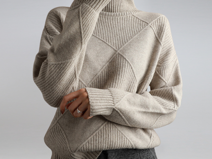 Gemütlicher geometrischer Strickpullover mit Rollkragen