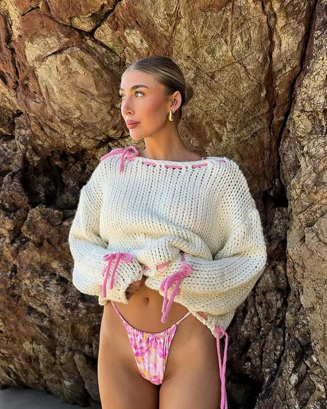 Bea | One Shoulder Chunky Knit Pullover mit rosa Kontrastband Schleife Akzente