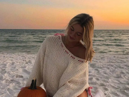 Bea | One Shoulder Chunky Knit Pullover mit rosa Kontrastband Schleife Akzente
