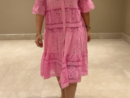 Emberly™ – Locker sitzendes Kleid mit Stickerei und Knopfleiste