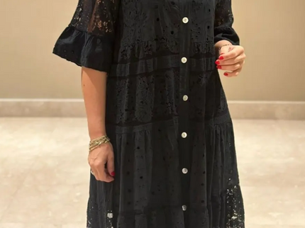 Emberly™ – Locker sitzendes Kleid mit Stickerei und Knopfleiste